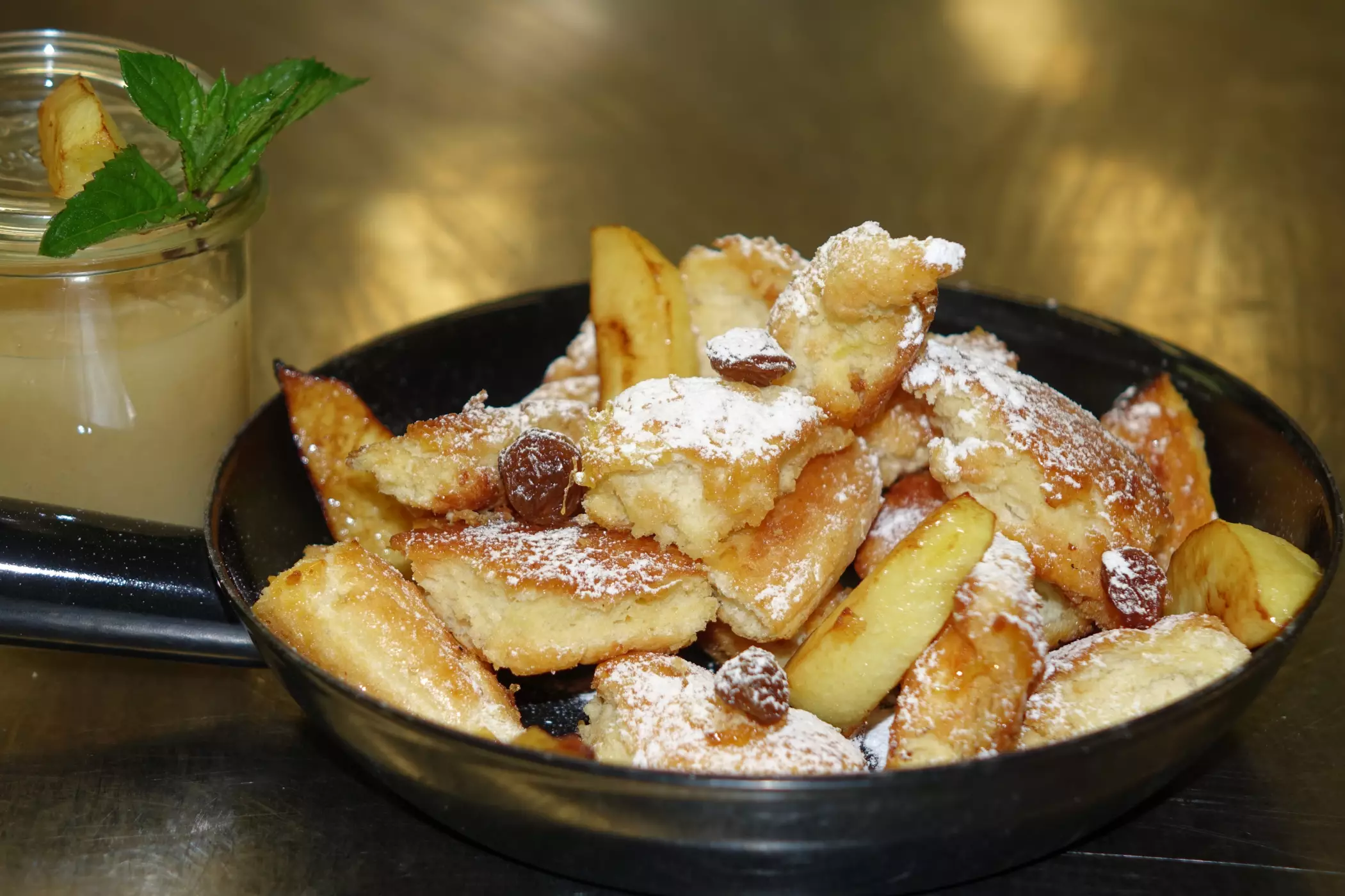 Kaiserschmarren mit Rosinen in einer kleinen Pfanne